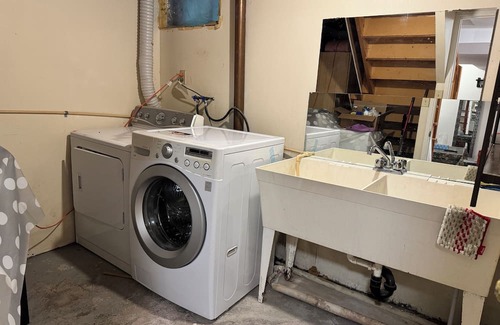 Newtonbrook House | Bright & Spacious 1BR basement - separate entrance & laundry - close to subway