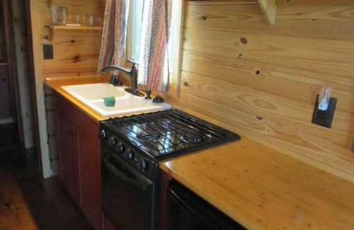 Dewy Rose Cabin | Cozy Tiny House near Athens, GA
