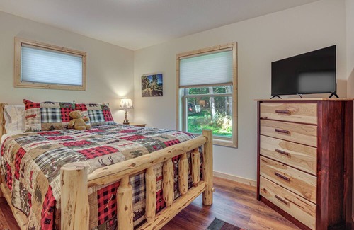 Eagle River Cottage | Peaceful Eagle River Cottage w/ Deck, Pets Welcome