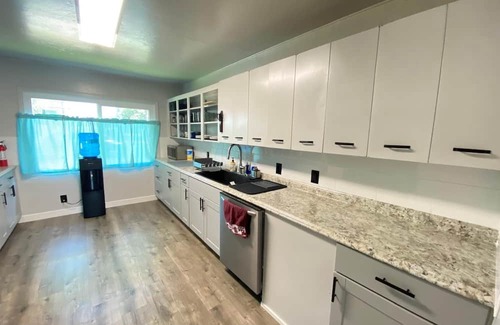 Tower District House | Pet Friendly House with Pool close to Airport, Colleges, Yosemite and Sequoia