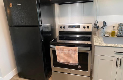 Tower District House | Pet Friendly House with Pool close to Airport, Colleges, Yosemite and Sequoia
