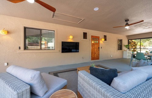 Odessa House | Serene Lakefront Retreat: Unwind on Lake Wood