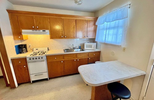 New Roads House | Pointe Breeze Kitchenette #16
