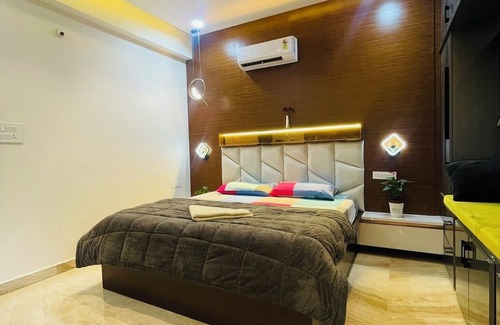 Chanda Nagar Apartment | Luxurious Garden-View Duplex in Hyderabad,4-bedroom with AC, WIFI
