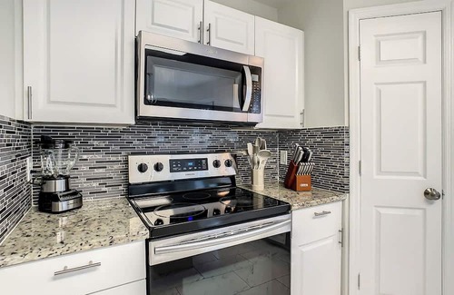 Deltona Lakes House | Large Home - Private Pool & Home Gym - Groups Welcome!n