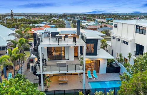 Warana House | Luxurious Waterfront Home