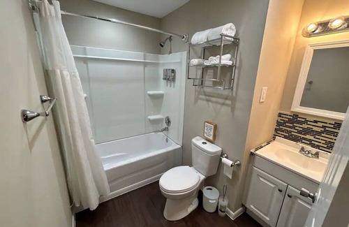McComb House | Cozy 1-bedroom house with WiFi, AC in enjoyable McComb