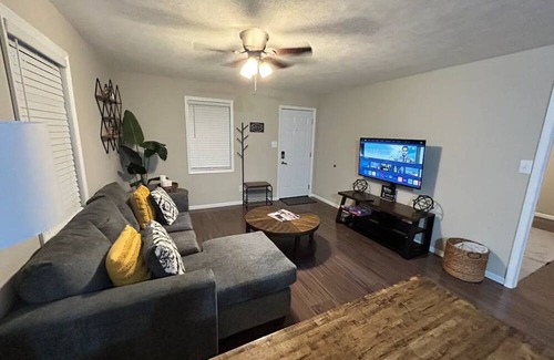 McComb House | Cozy 1-bedroom house with WiFi, AC in enjoyable McComb