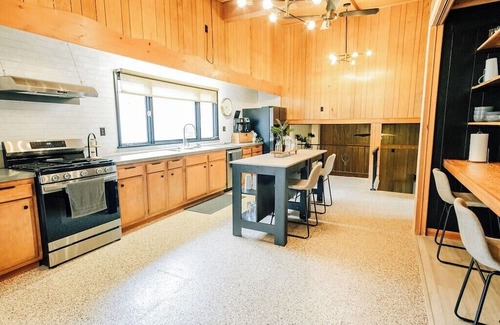 Galeton House | Canyon Creek Lodge | Riverfront, Pool + Grill