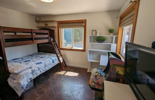 Tofino Cabin | Beautiful Tofino Cabin with Hot Tub 5 minutes from Chesterman & Mackenzie Beach!
