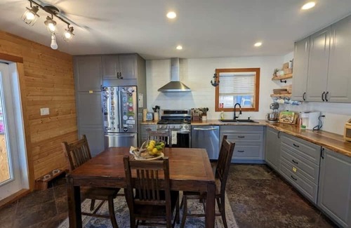 Tofino Cabin | Beautiful Tofino Cabin with Hot Tub 5 minutes from Chesterman & Mackenzie Beach!