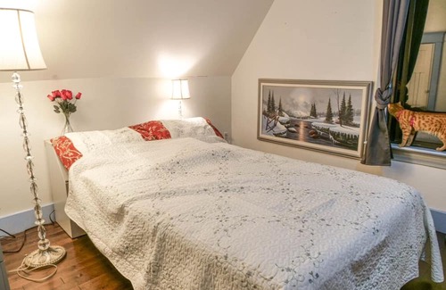 Grandview-Woodland House | Master Bedroom in an Artsy Creative Home-Vancouver Heart-20 min Bus To Downtown