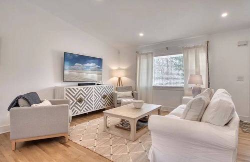 Springs Cottage | Charming cottage with 3 bedrooms and WiFi, AC in welcoming East Hampton Springs