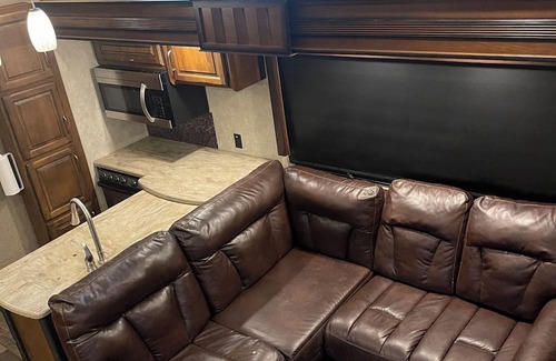 Cottondale House | Toy Hauler- 43' Camp Style in private lake area.