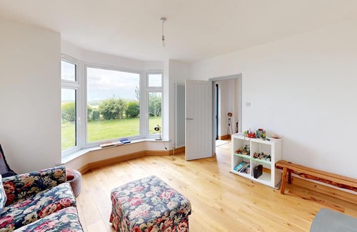 Charlton Marshall House | Large Family Home 23 min to Beach and New Forest