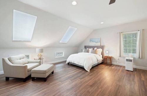 Laconia House | Bring your dog, boat and the whole family to enjoy the lake!!