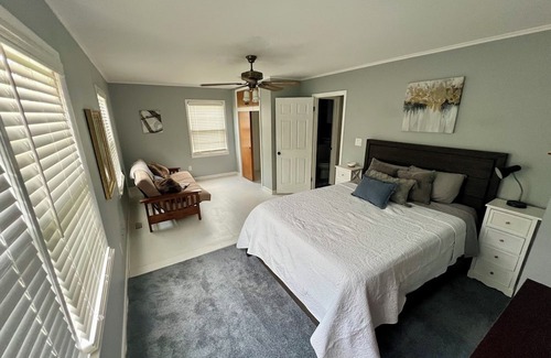 Oakhurst House | Charming 2-bedroom house in beautiful Tulsa with AC, WiFi