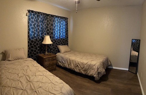 Visalia House | Charming 4 bedroom house with AC and WiFi in quaint Visalia with a gated pool