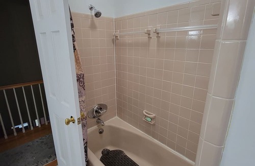 Portsmouth House | Charming 2-bedroom house in Portsmouth with Wi-Fi, AC, Pool, and pool table.