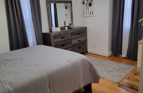 Portsmouth House | Charming 2-bedroom house in Portsmouth with Wi-Fi, AC, Pool, and pool table.