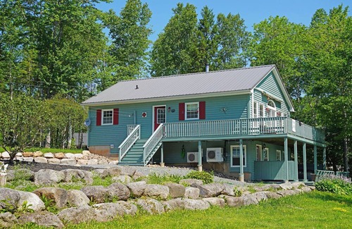 Smiths Corner House | Charming 3-bedroom house on the Lake with Hot tub