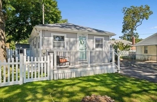 Wareham Cottage | Charming 2-bedroom house in Swift Beach Wareham.