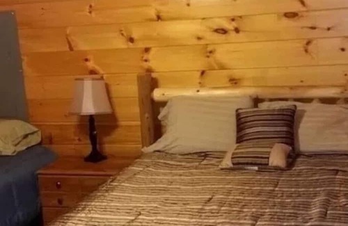 Hickory Hills Ski Chalet | Hot Tub, Pool Table, Fire Pit, 5 MIN TO SKI SLOPES, Secluded /Pet Friendly!