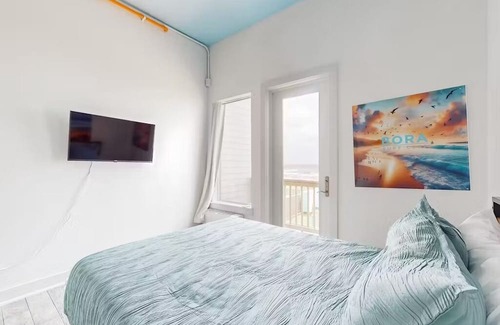 Port Bolivar Cabin | Cozy cabin in oceanfront Bolivar Peninsula with WiFi, AC, Private Pool, Games