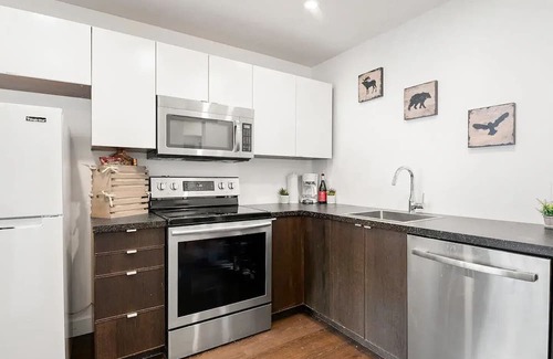 Whistler Creekside Condo | Whistler Peak FREE parking, Pet Friendly, Backyard Lake - 5 Min Walk to Gondola