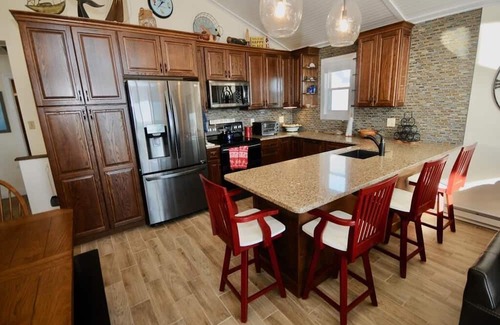 Sea Isle City House | Spacious 4-br townhome with front & back water views, in charming Sea Isle City