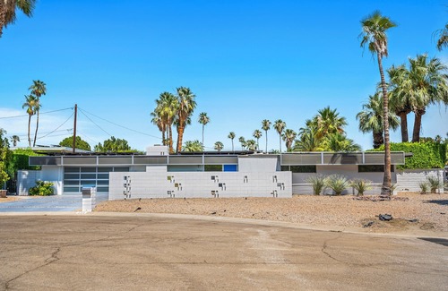 Sunmor House | Alexander Escape – Showpiece 3 BDR w/Private Pool, 5 Min to Downtown