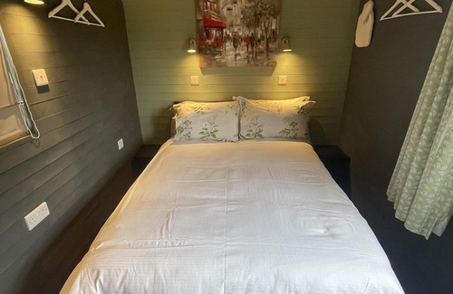 Sibford Gower Cabin | Enchanted Cabin Retreat in Sibford Gower