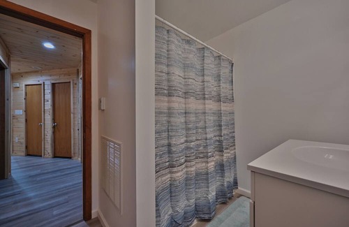 Tunkhannock Township Cabin | Spacious 5-BR cabin MINUTES from INDOOR waterparks/Sking-Hottub,Gameroom,PETS<3