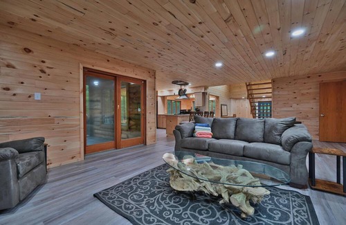 Tunkhannock Township Cabin | Spacious 5-BR cabin MINUTES from INDOOR waterparks/Sking-Hottub,Gameroom,PETS<3