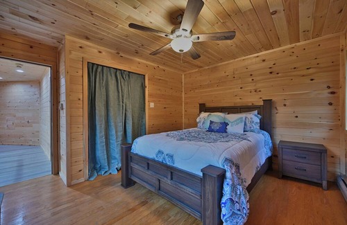 Tunkhannock Township Cabin | Spacious 5-BR cabin MINUTES from INDOOR waterparks/Sking-Hottub,Gameroom,PETS<3