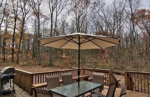 Hickory Hills Cabin | Luxury Cabin Sleeps 14 w/Game Room,HOT TUB,FIRE PIT,BB Court! 5min to SKI SLOPES