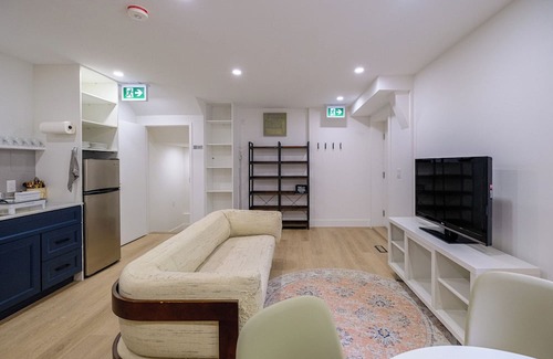 Davenport House | Big Modern Queen Loft w/ Private Bath in Old Italia, central Toronto