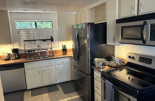 Harbor Condo | Charming 1-Bedroom Condo in Signal Hill Enjoy a Private Bathroom
