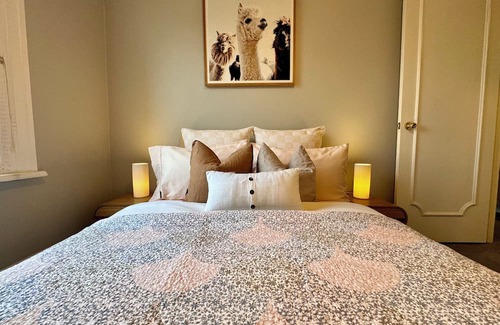 Kings Cross Apartment | Most Convenient, Modern & Cozy City Getaway w/ Parking Options!