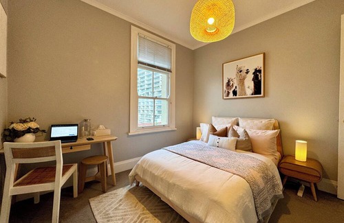 Kings Cross Apartment | Most Convenient, Modern & Cozy City Getaway w/ Parking Options!