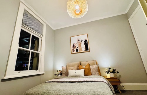 Kings Cross Apartment | Most Convenient, Modern & Cozy City Getaway w/ Parking Options!