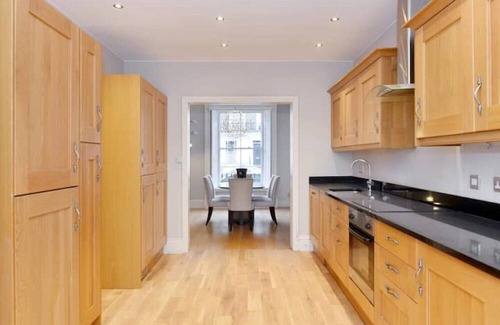 Brompton & Hans Town House | Elegant 5-Bedroom Retreat in Knightsbridge