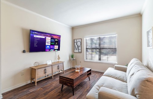 South Arlington Apartment | Charming 1-bedroom apartment with WiFi and fitness room By ATT/6Flags/TexasLive!