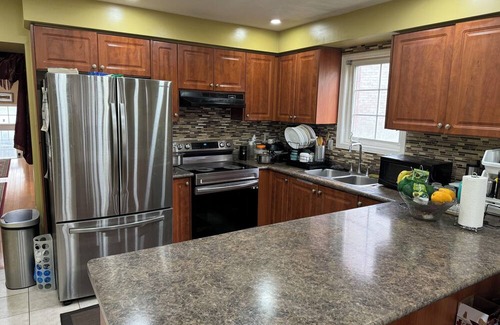 Clairlea - Birchmount House | Centrally located 3 Bedroom townhome with parking & Wifi