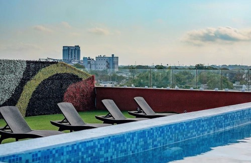 Centro House | Experience Serenity in Cozy Room: Rooftop Pool w/Panoramic City Views Await