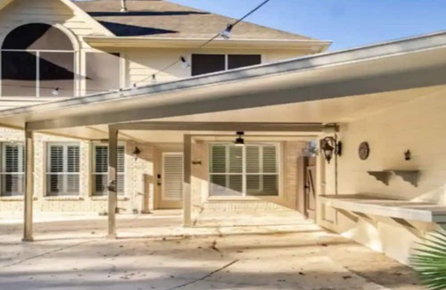 Barrett House | 12 beds, Pool, Parking, Large backyard, Pet friendly