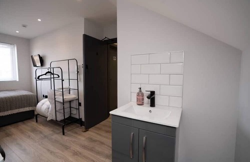 Southall Green Apartment | Smart Ensuite room w/Bathroom and Dedicated Kitchen