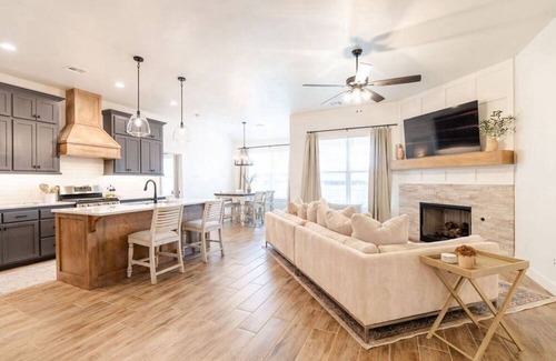 Norman House | Spacious 4-bedroom house with WiFi, AC within a couple miles of the Stadium!