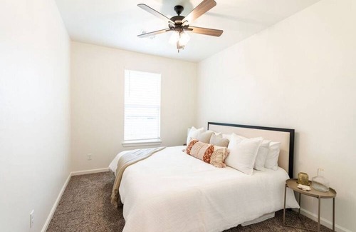 Norman House | Spacious 4-bedroom house with WiFi, AC within a couple miles of the Stadium!