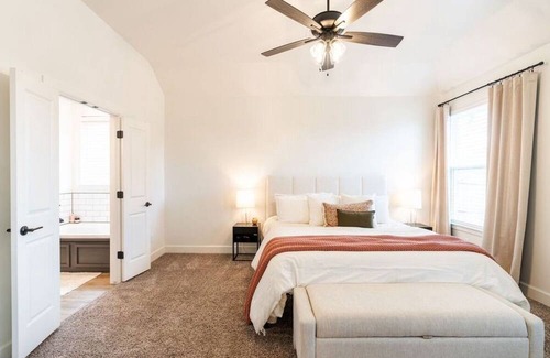 Norman House | Spacious 4-bedroom house with WiFi, AC within a couple miles of the Stadium!